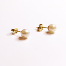 18ct Yellow Gold Cultured Pearl Stud Earrings