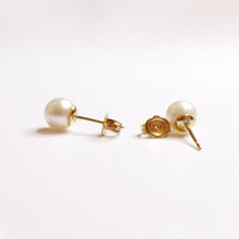18ct Yellow Gold Cultured Pearl Stud Earrings