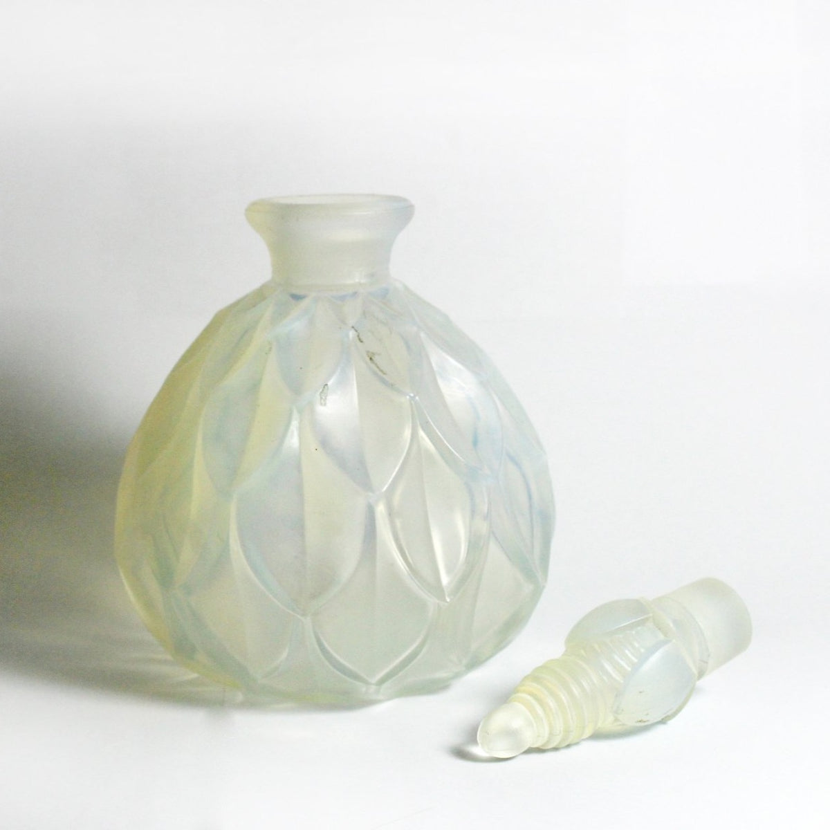 Antique Sabina Opalescent Perfume Bottle – Tresors Sydney