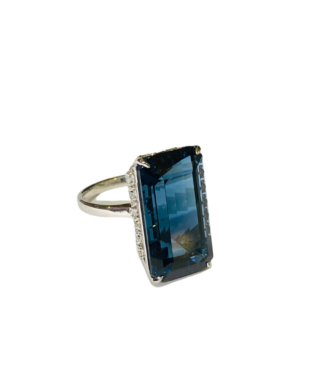 18ct White Gold London Blue  Topaz Ring