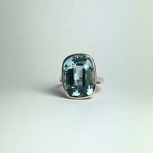 9ct White Gold Blue 18ct Blue Topaz Ring