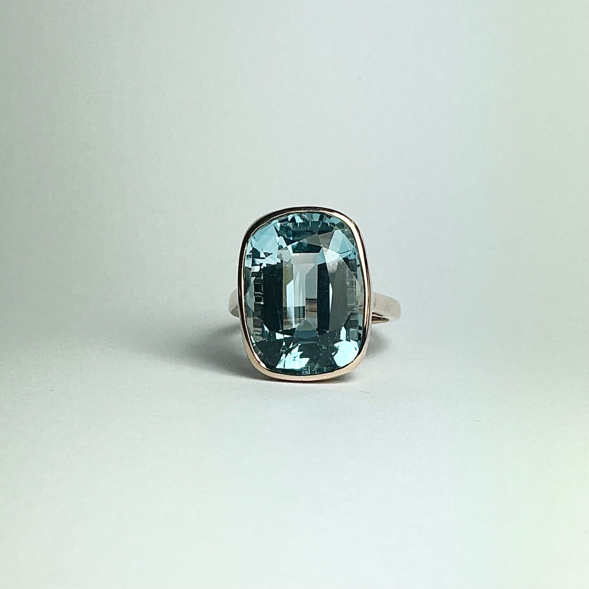9ct White Gold Blue 18ct Blue Topaz Ring