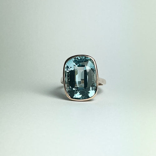 9ct White Gold Blue 18ct Blue Topaz Ring