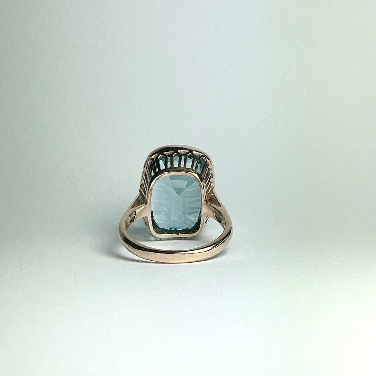 9ct White Gold Blue 18ct Blue Topaz Ring