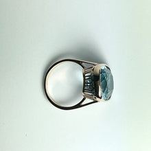9ct White Gold Blue 18ct Blue Topaz Ring