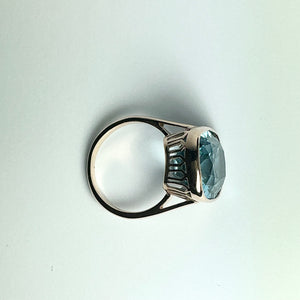 9ct White Gold Blue 18ct Blue Topaz Ring