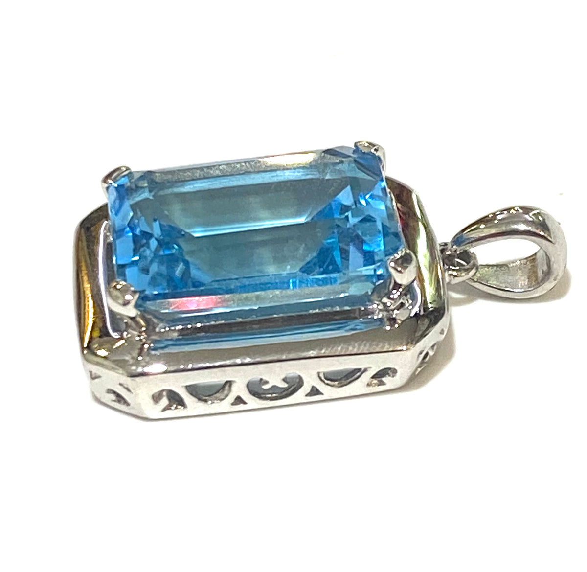 Sterling Silver 10ct Blue Topaz Pendant
