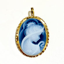 18ct Yellow Gold Black and White Resin Cameo Pendant Brooch