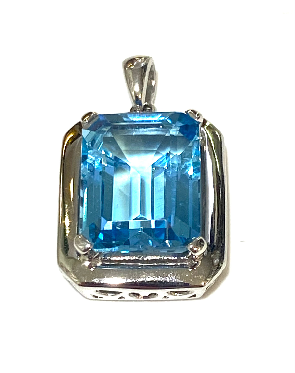 Sterling Silver 10ct Blue Topaz Pendant