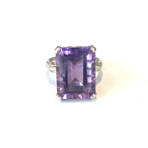 9ct White Gold Rectangular Amethyst Ring