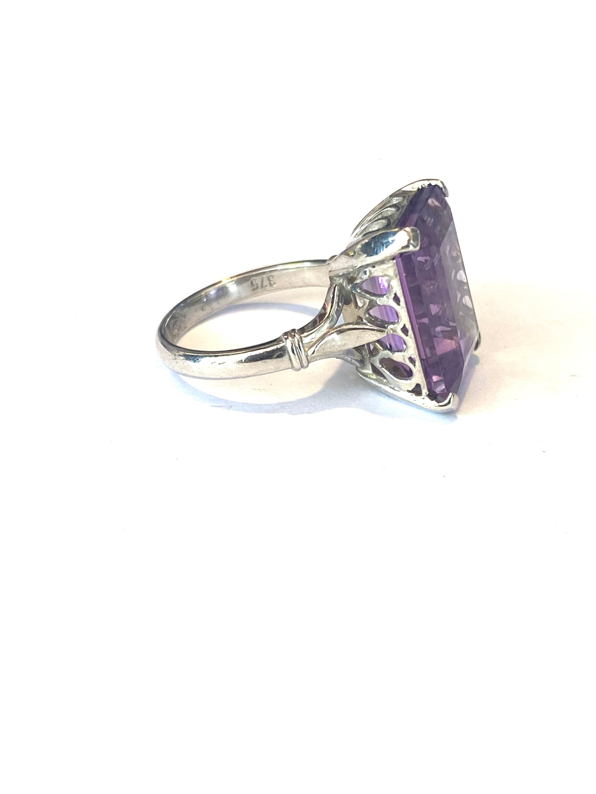9ct White Gold Rectangular Amethyst Ring