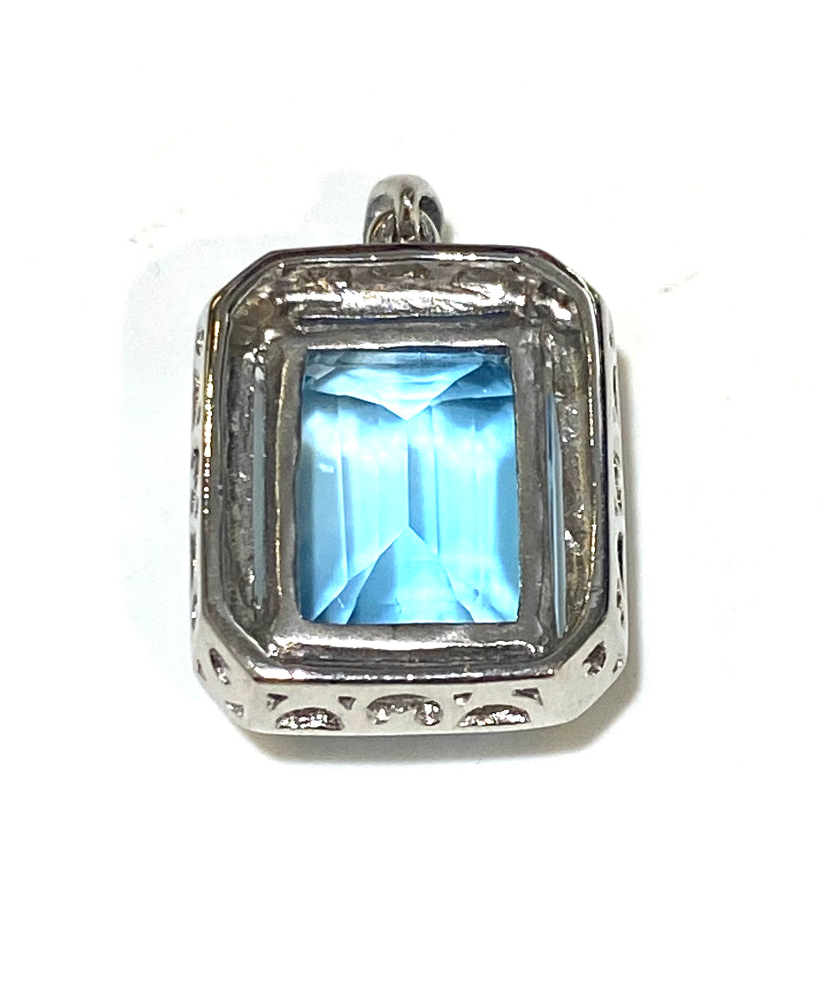 Sterling Silver 10ct Blue Topaz Pendant