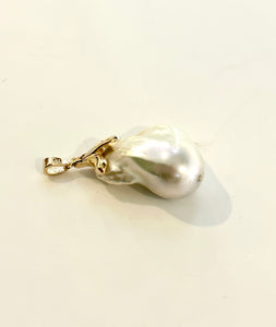 3 Pronged Baroque Pearl Gold Pendant