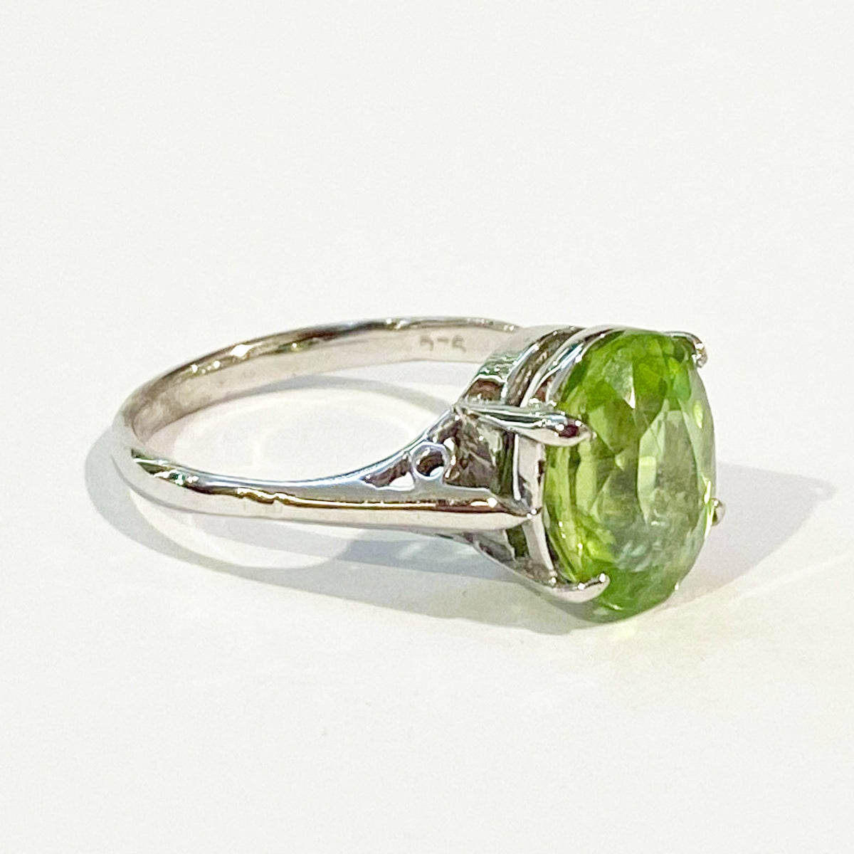 9ct White Gold Peridot Ring