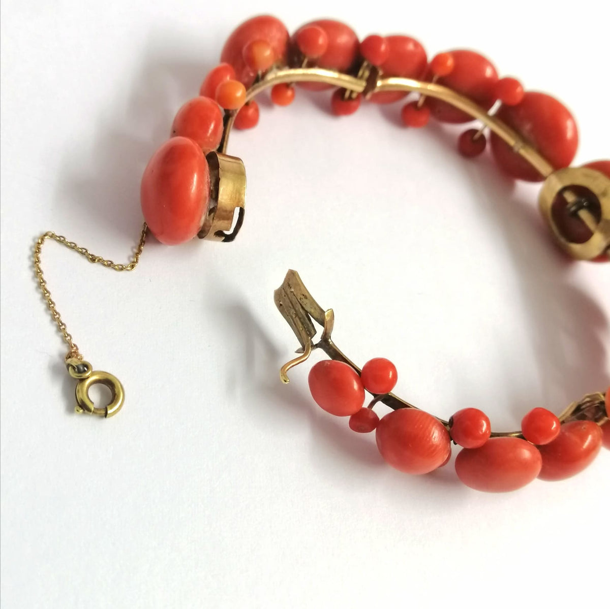 Antique 9ct Yellow Gold Momo Coral Bangle