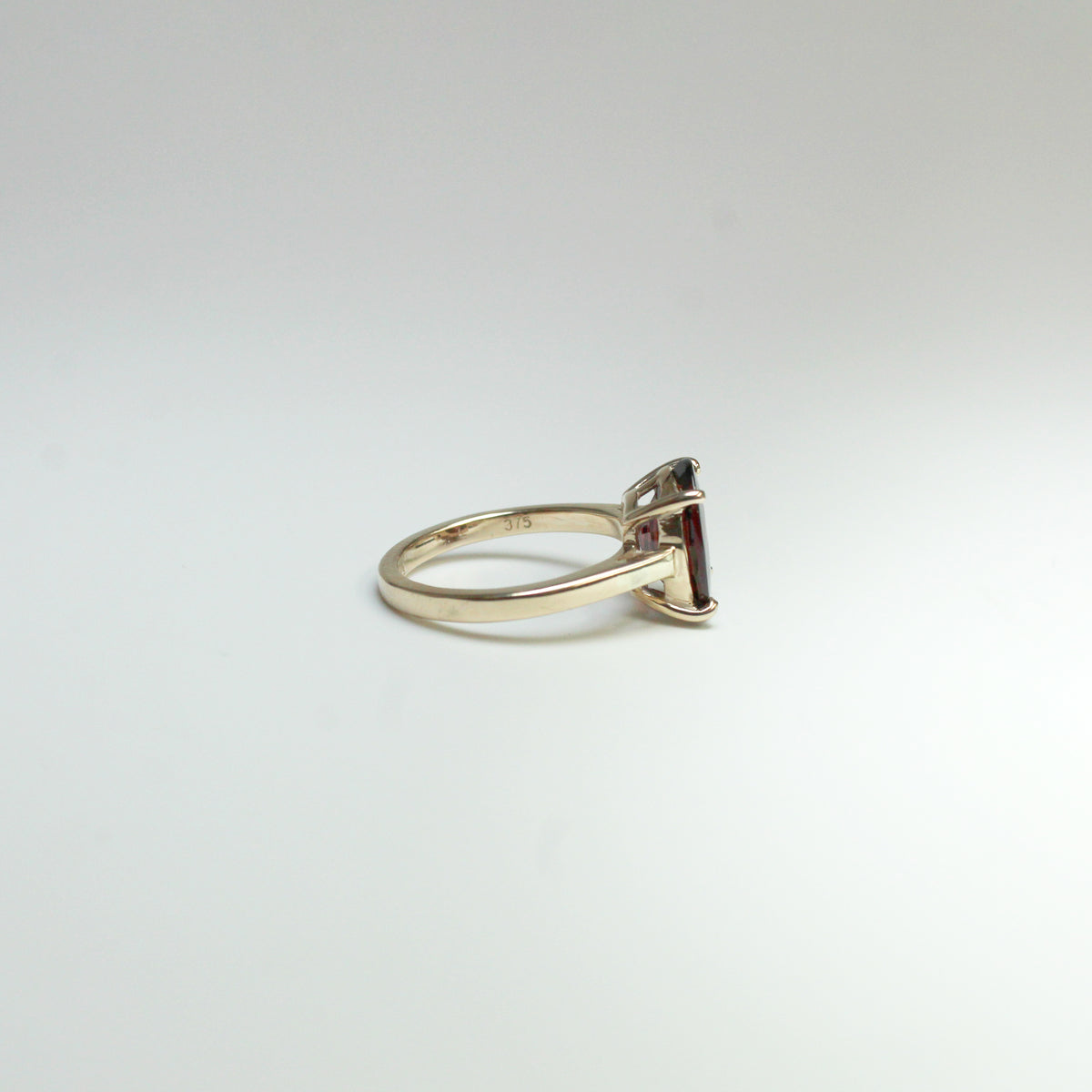 9ct Yellow Gold 2.0ct Garnet Ring