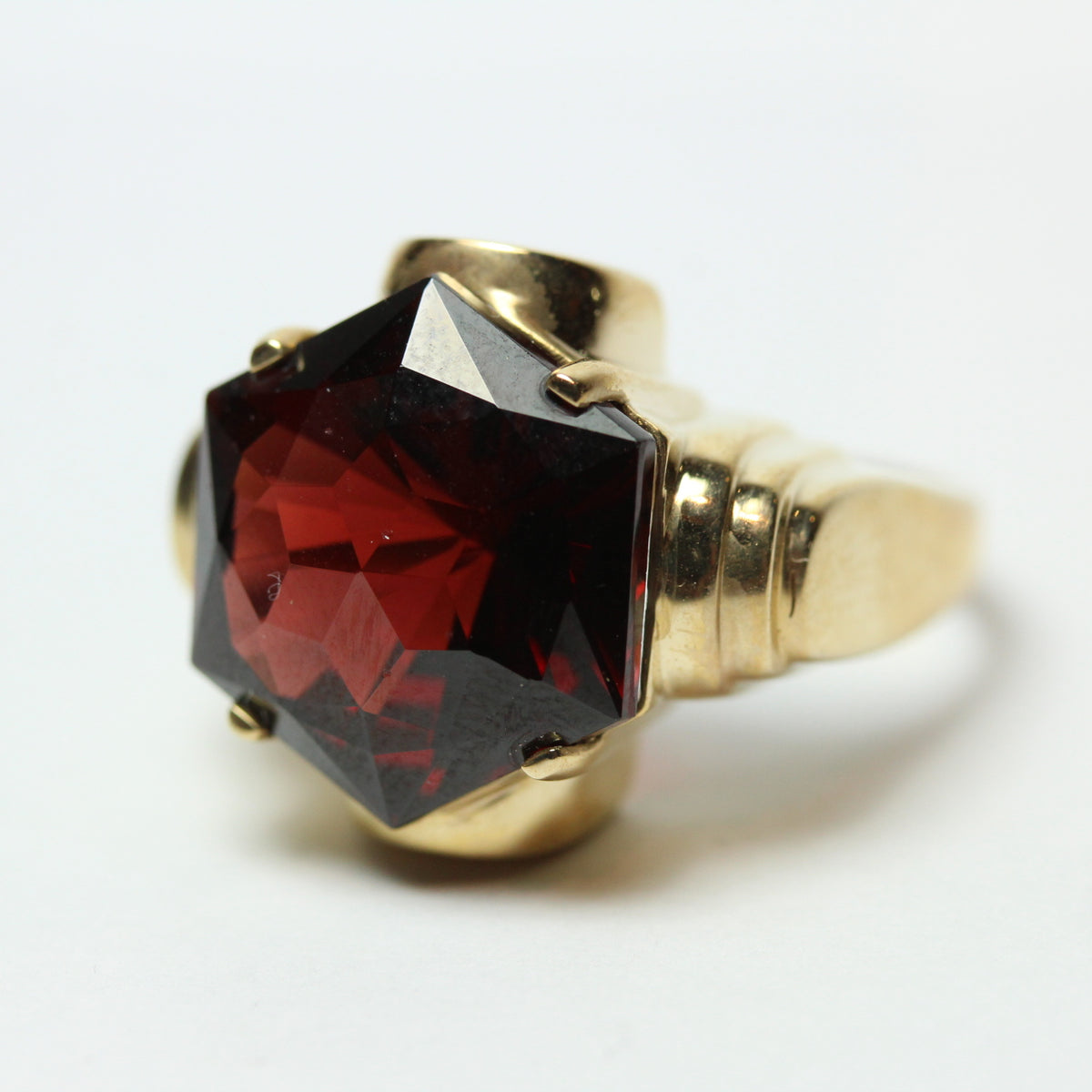 9ct Yellow Gold Hexagonal Cut Garnet Geometric Dress Ring