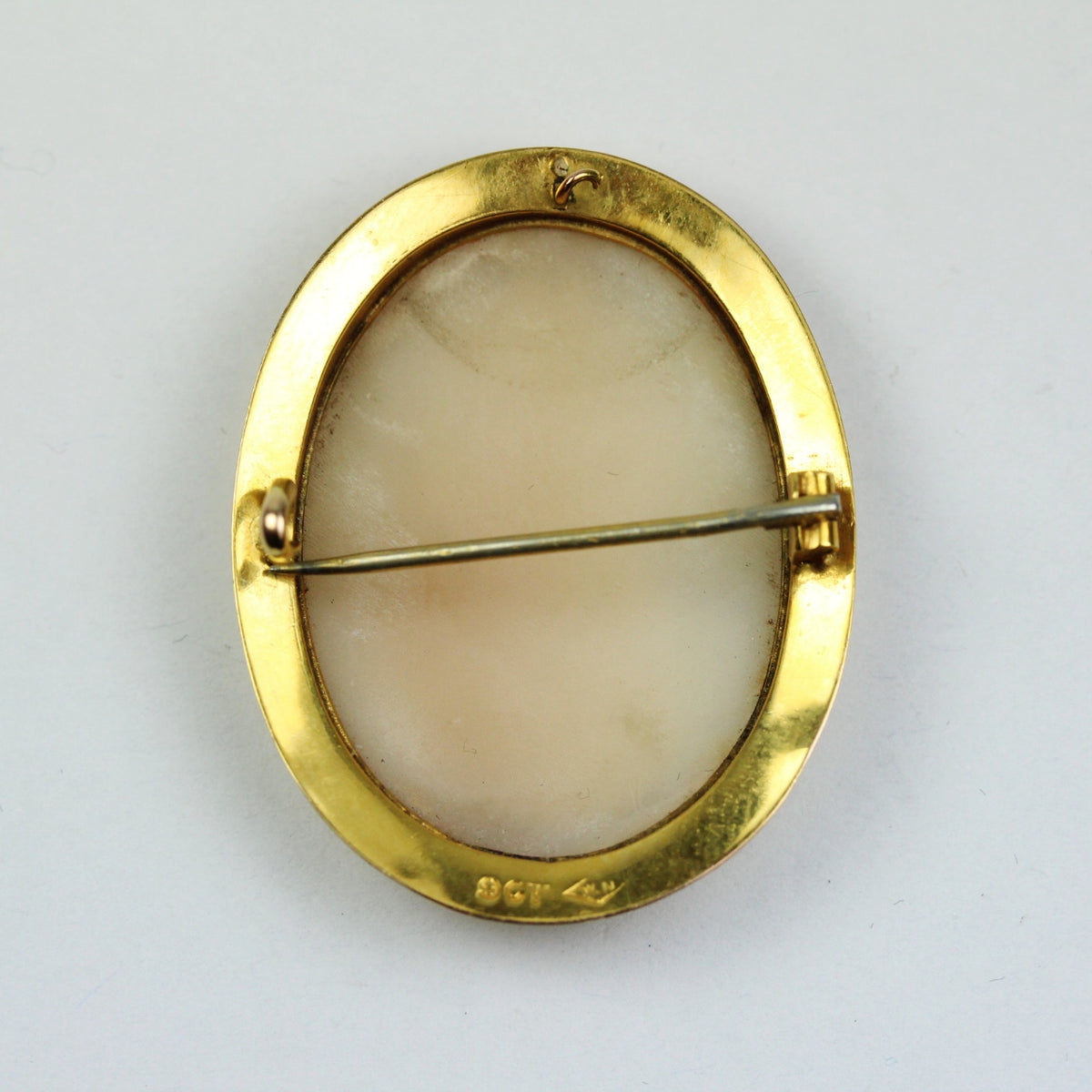 Vintage 9ct Yellow Gold White Conch Shell Cameo Brooch