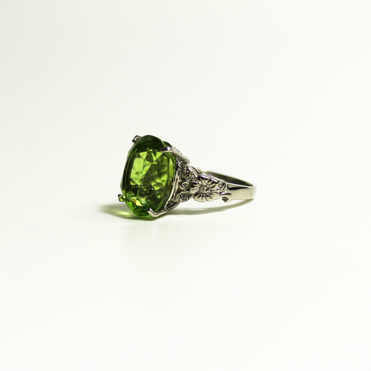 9ct White Gold Peridot and Diamond Ring