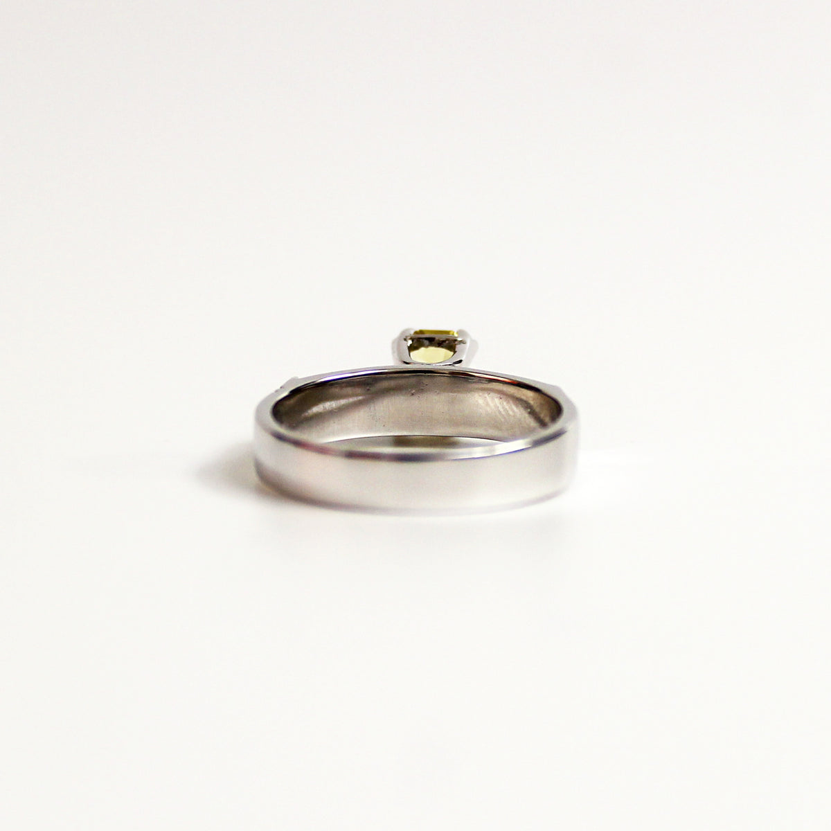 18ct White Gold Diamond and Yellow Sapphire Ring