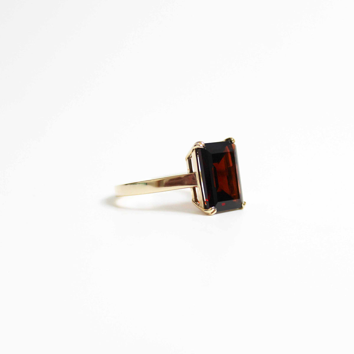 9ct Yellow Gold Garnet Ring