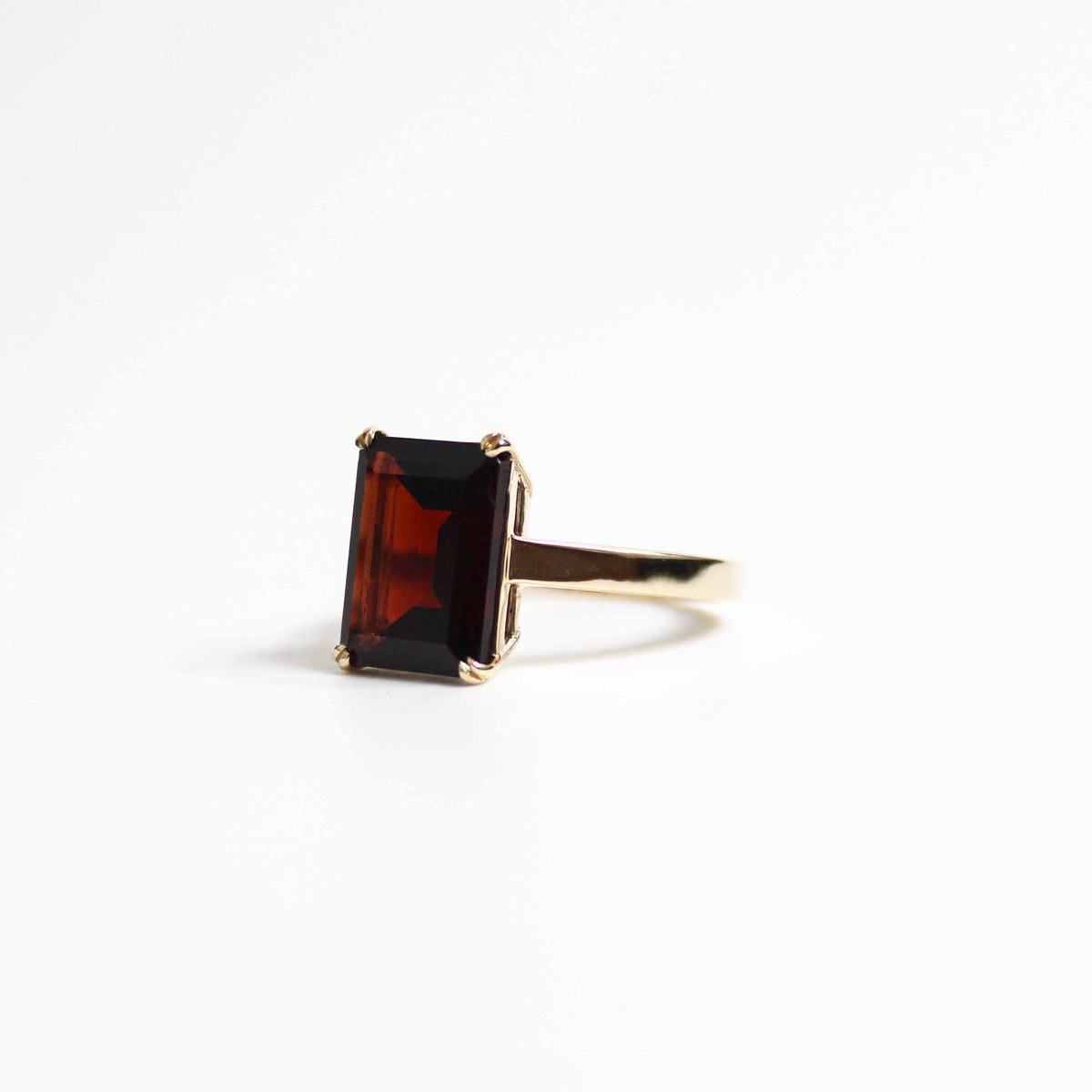 9ct Yellow Gold Garnet Ring