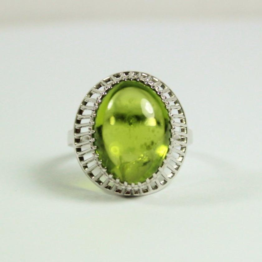 9ct White Gold 10ct Cabochon Peridot Dress Ring