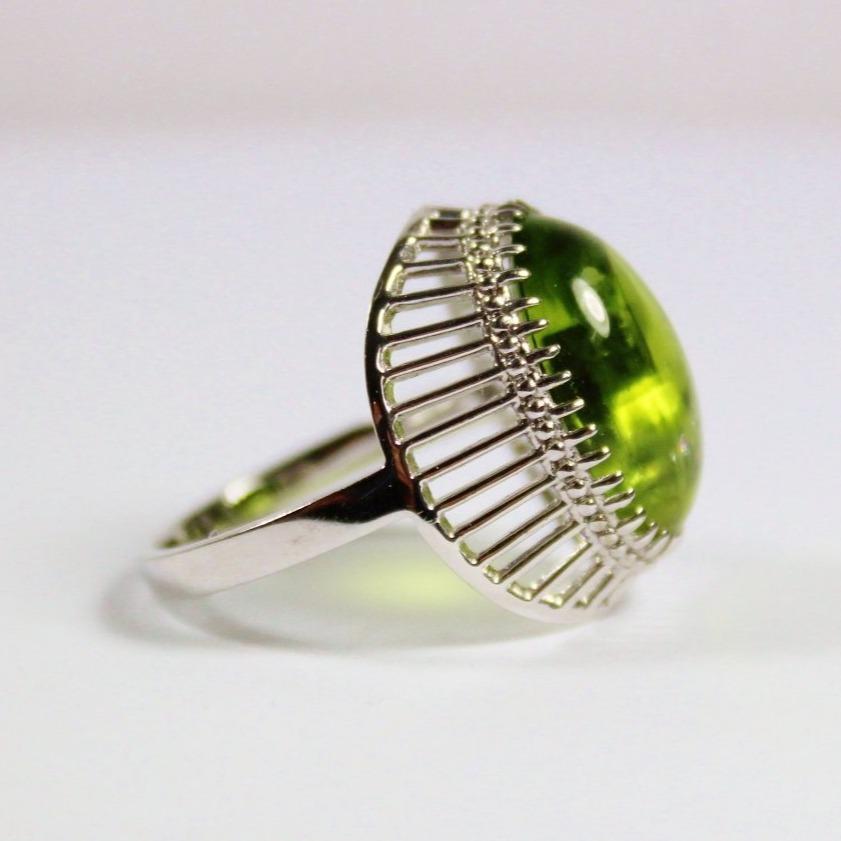9ct White Gold 10ct Cabochon Peridot Dress Ring