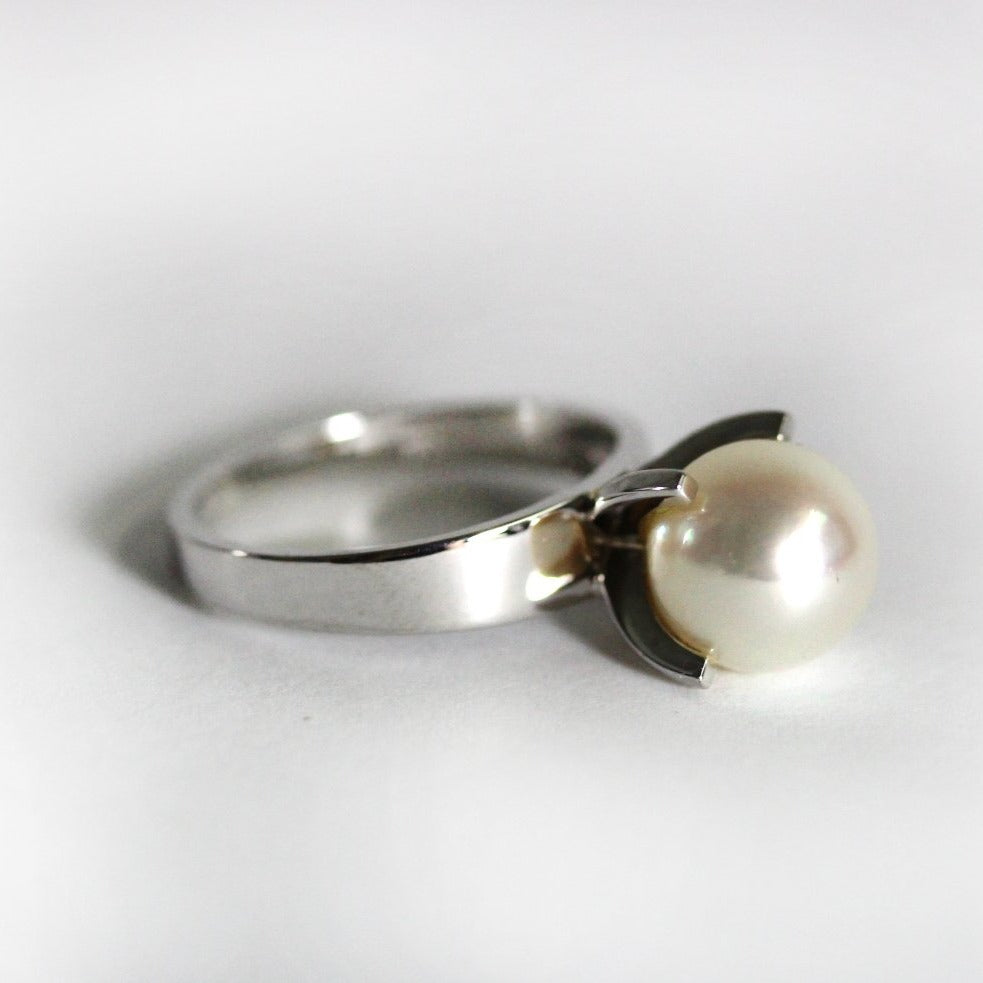 9ct White Gold Cultured Pearl Ring