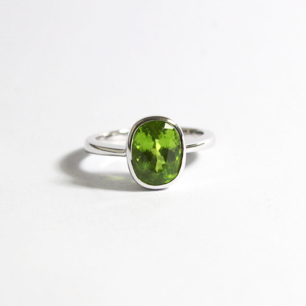 9ct White Gold 3.58ct Peridot Ring