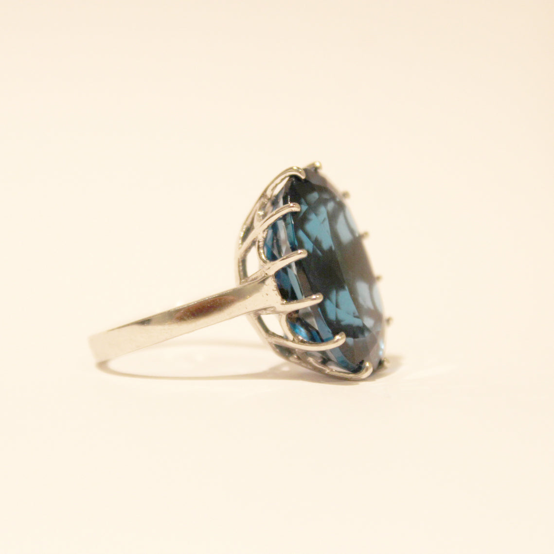 9ct White Gold London Blue Topaz Cocktail Ring