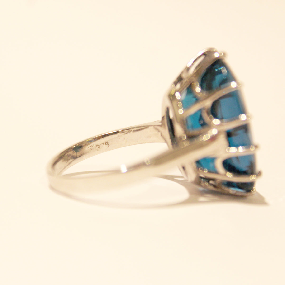 9ct White Gold London Blue Topaz Cocktail Ring