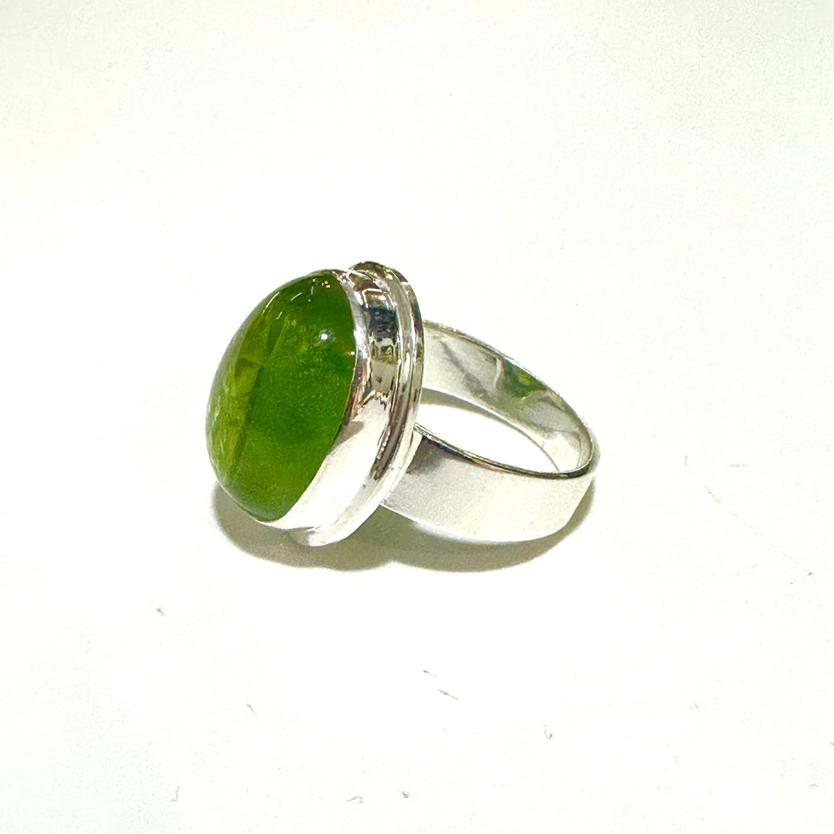 5.67g Sterling Silver Cabochon Peridot Ring