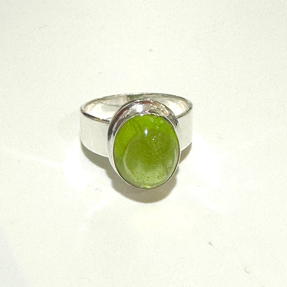 6.89g Sterling Silver Cabochon Peridot Ring