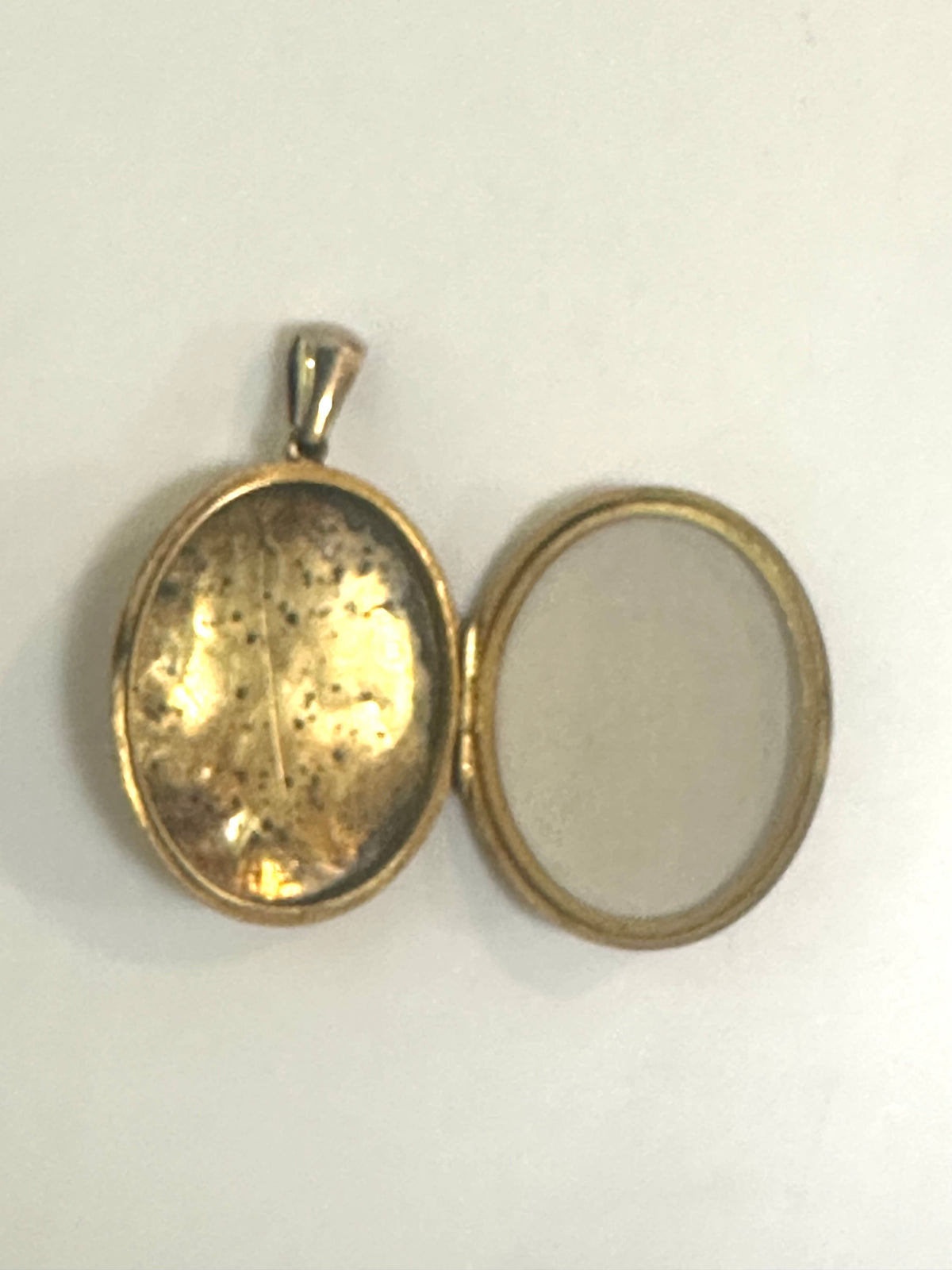 9ct Gold Locket L38mmx 30mm OD:3mm