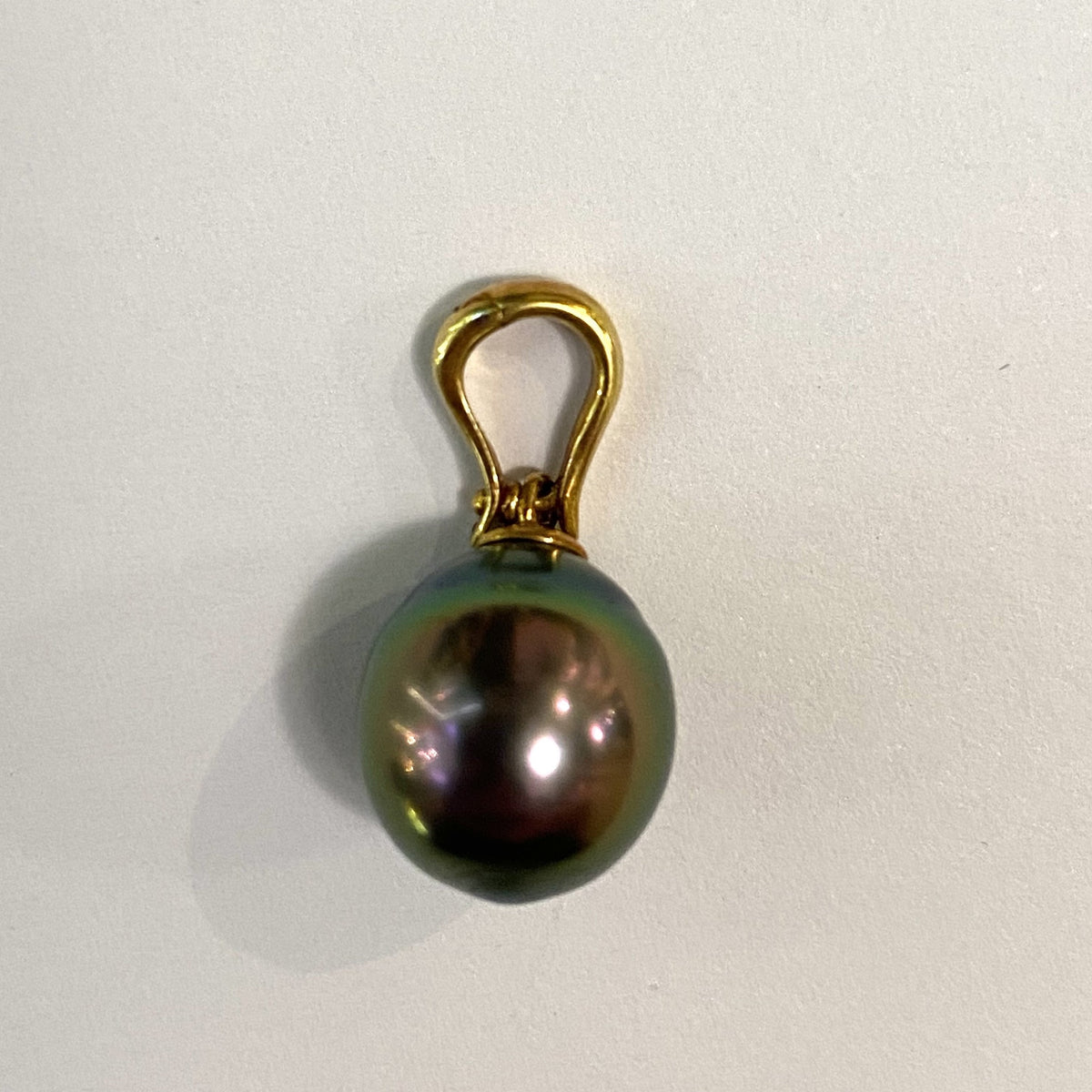 9ct Yellow Gold 12mm Peacock Black Tahitian Pearl Enhancer