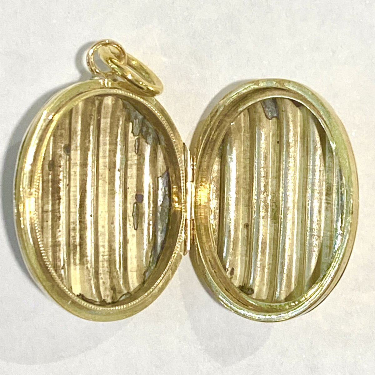 Antique 9ct Yellow Gold Ridged Oval Locket