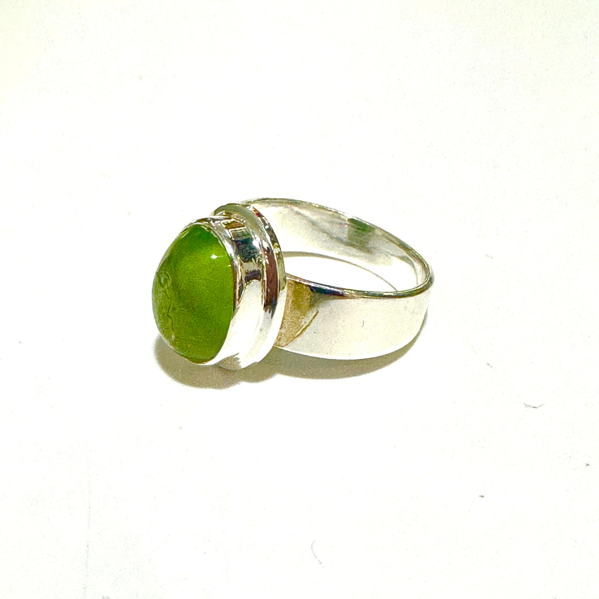 7.41g Sterling Silver Cabochon Peridot Ring