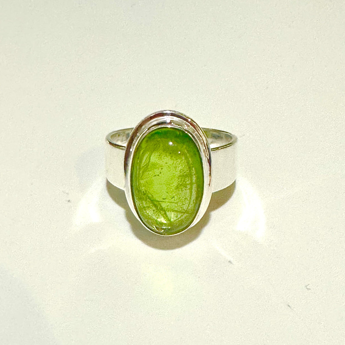 7.62g Sterling Silver Cabochon Peridot Ring