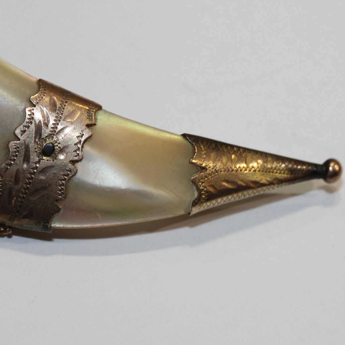 Antique 9ct Yellow Gold Engraved Mother of Pearl