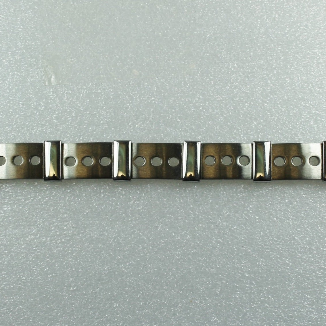 Rectangular Chain with Central Plate and Clip Closure
