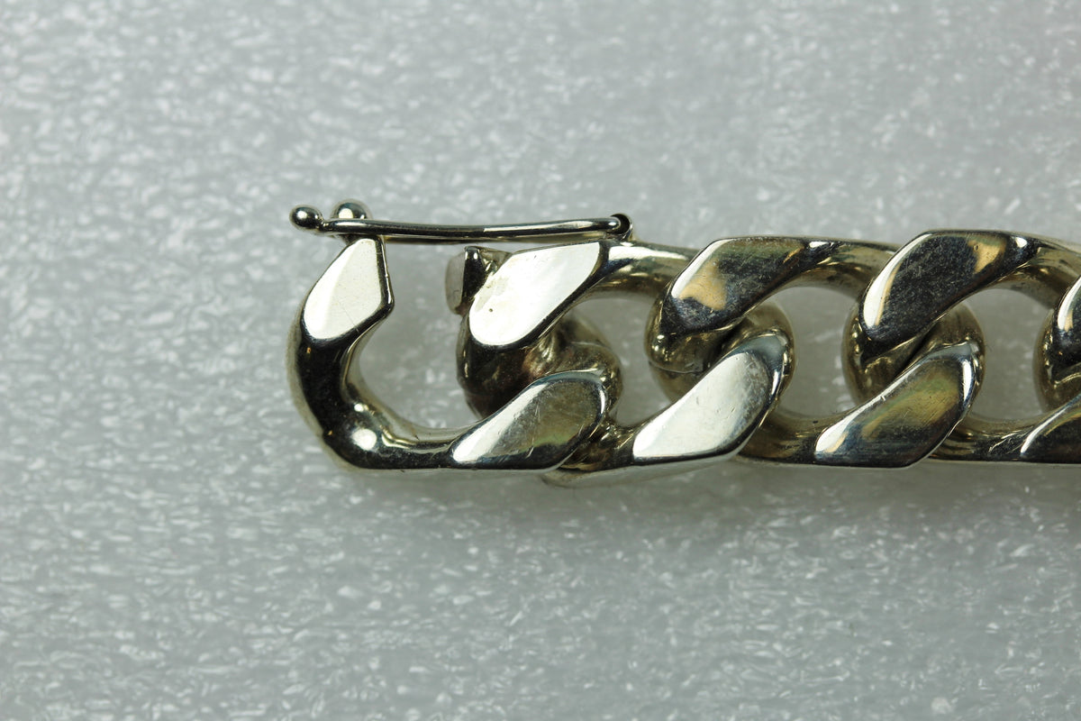 Silver Curb Chain With Central Plate and Safety Latch Men’s Bracelet