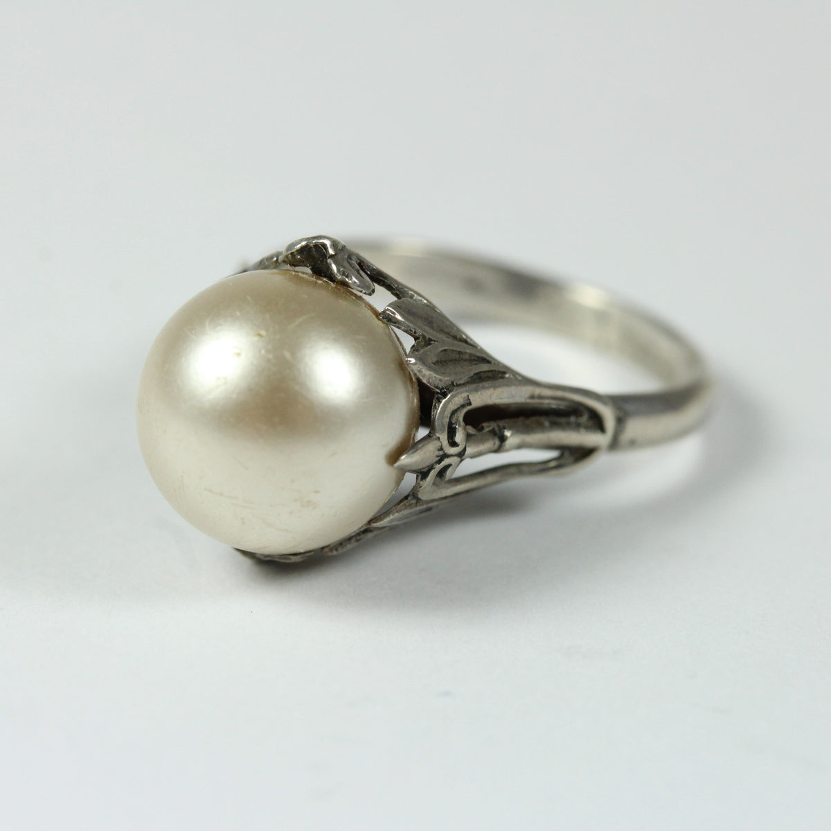 Elegant 9ct White Gold Cultured Pearl Ring