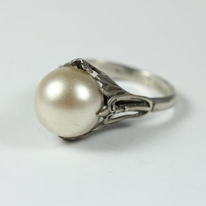 Elegant 9ct White Gold Cultured Pearl Ring