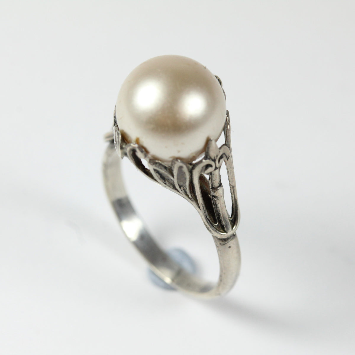 Elegant 9ct White Gold Cultured Pearl Ring
