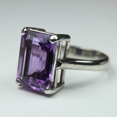 9ct White Gold Amethyst Ring