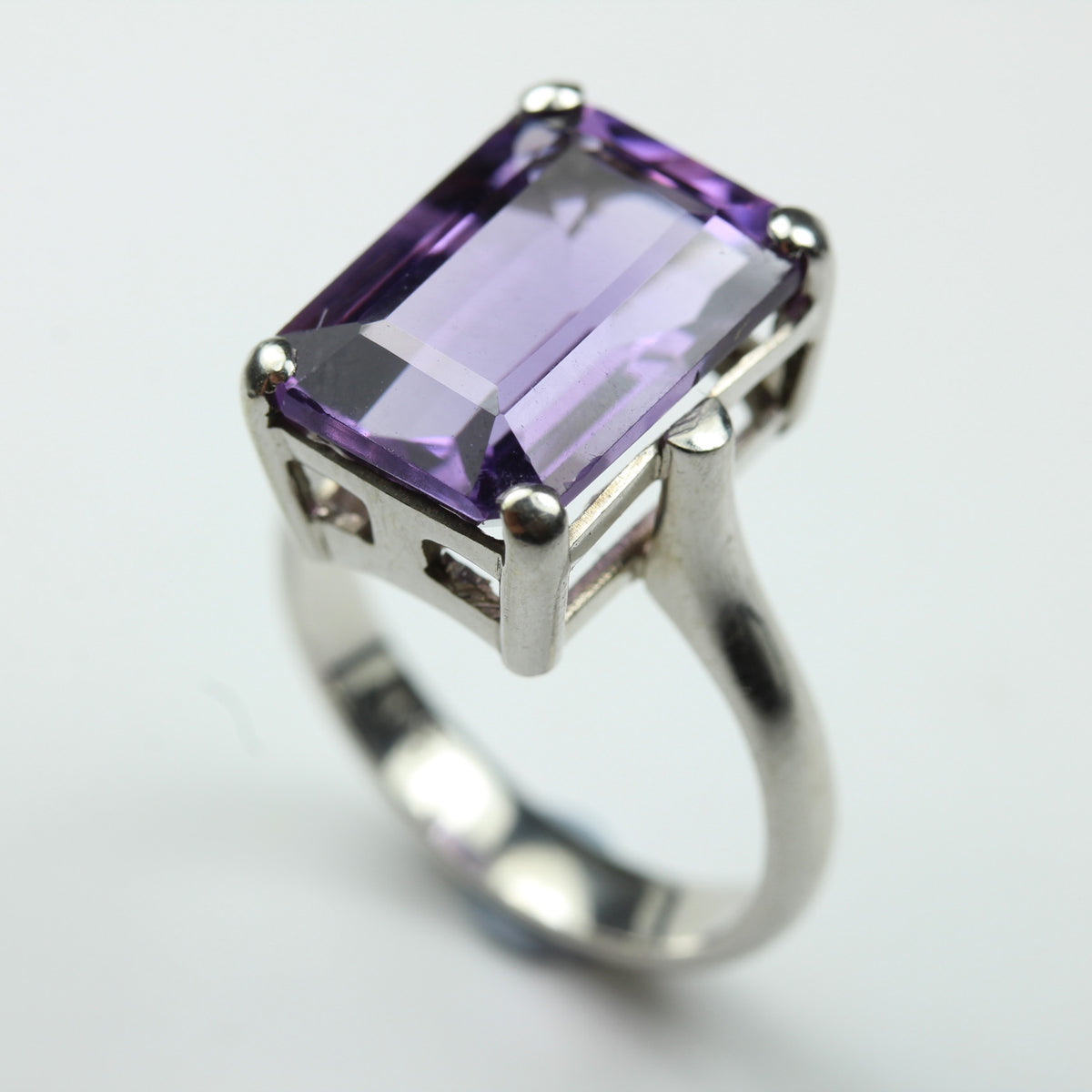9ct White Gold Amethyst Ring